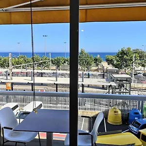  Appartement Luxury Accommodation, Next To & Train Station